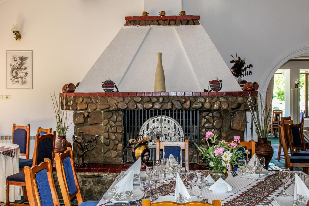Hotel Cheia Кея Екстериор снимка