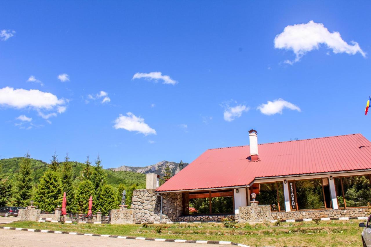 Hotel Cheia Кея Екстериор снимка