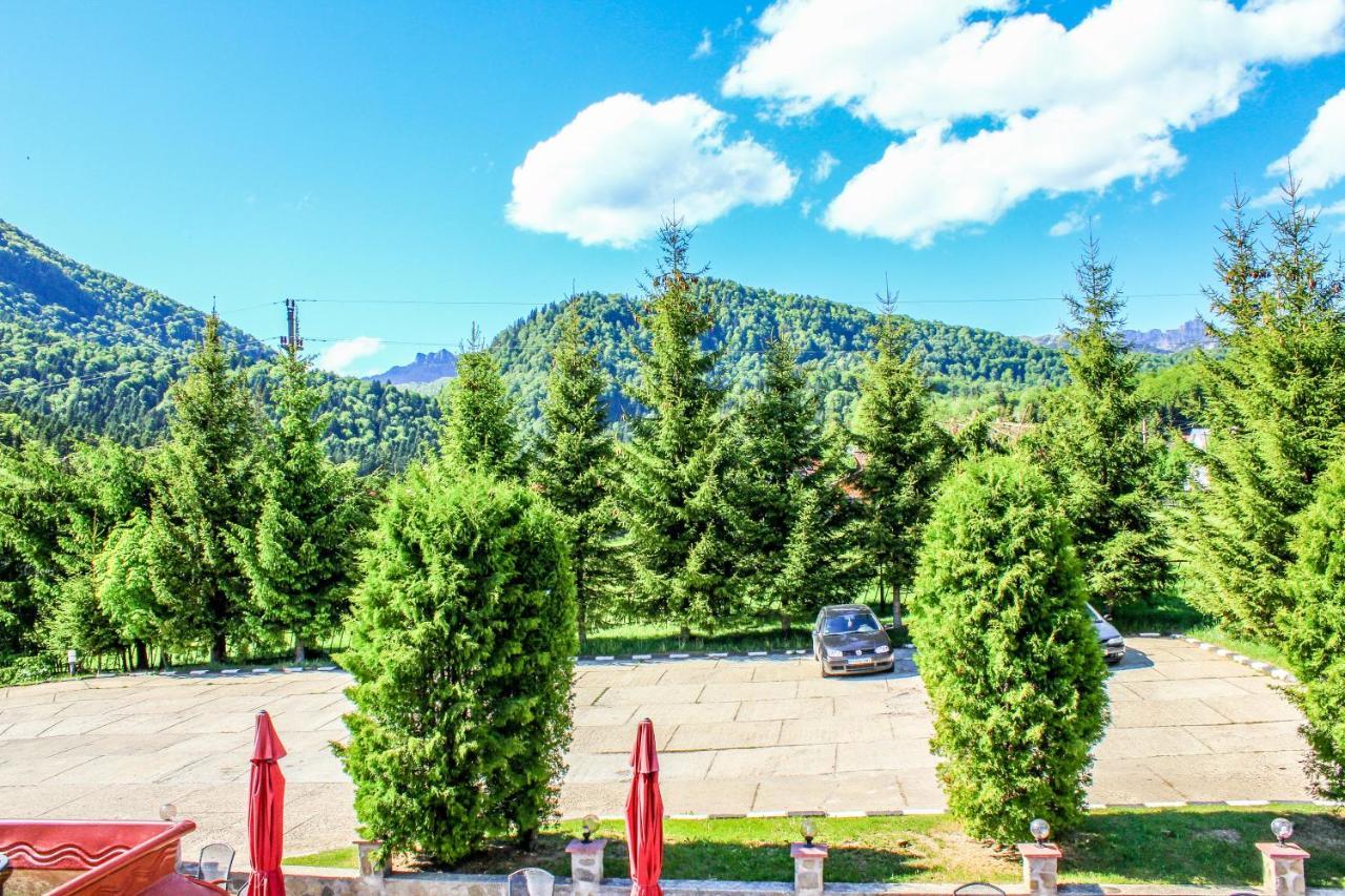 Hotel Cheia Кея Екстериор снимка